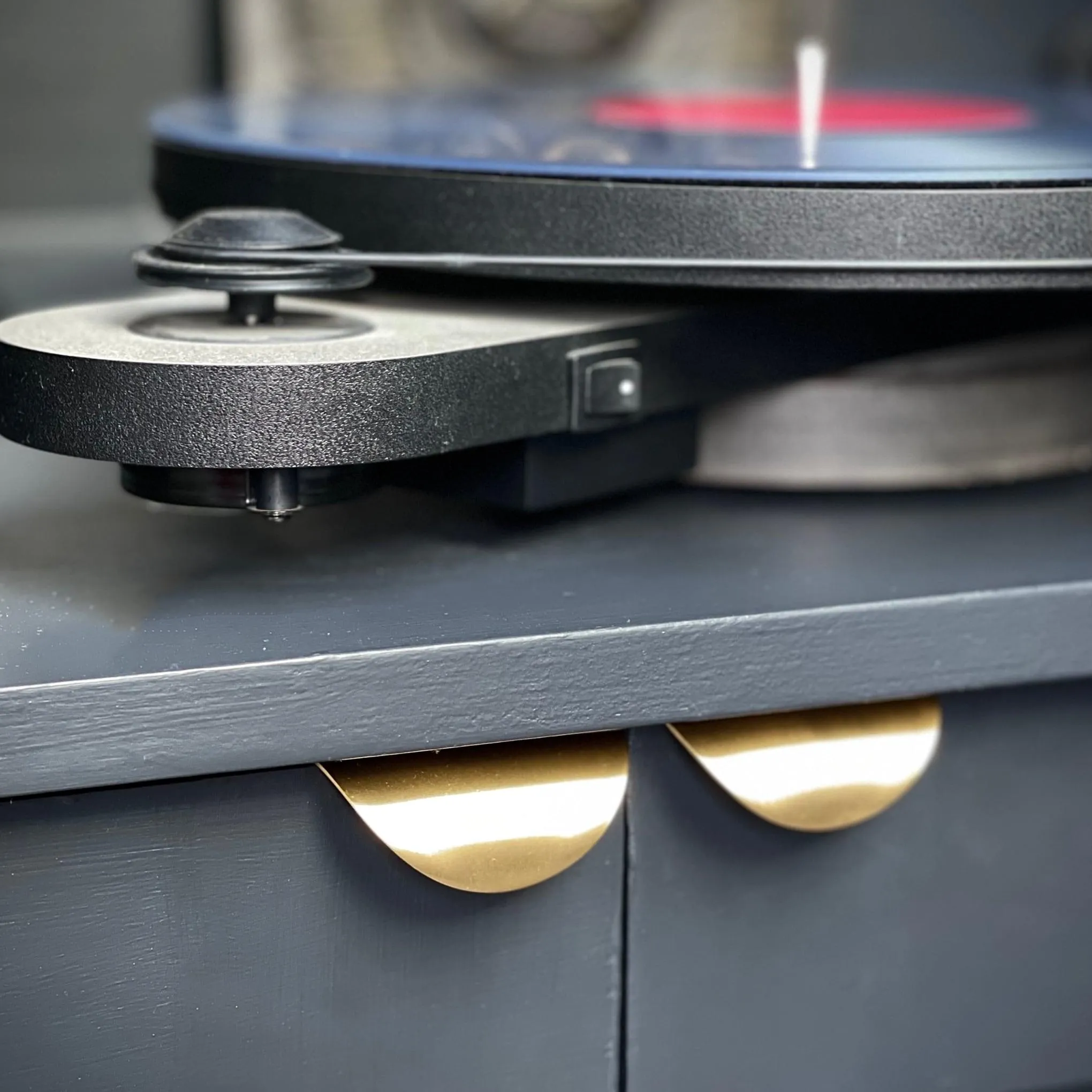 MIRTO / Curved Solid Brass Edge Pull
