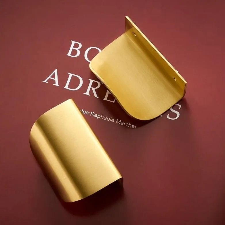 MIRTO / Curved Solid Brass Edge Pull