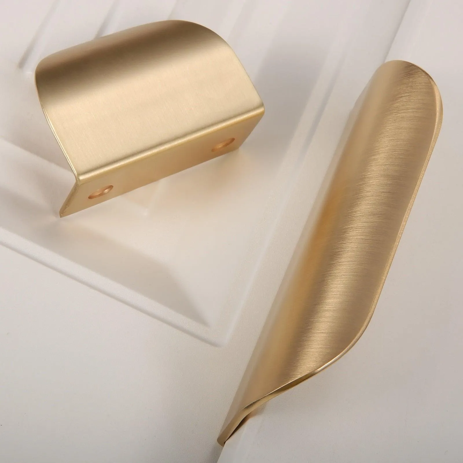 MIRTO / Curved Solid Brass Edge Pull