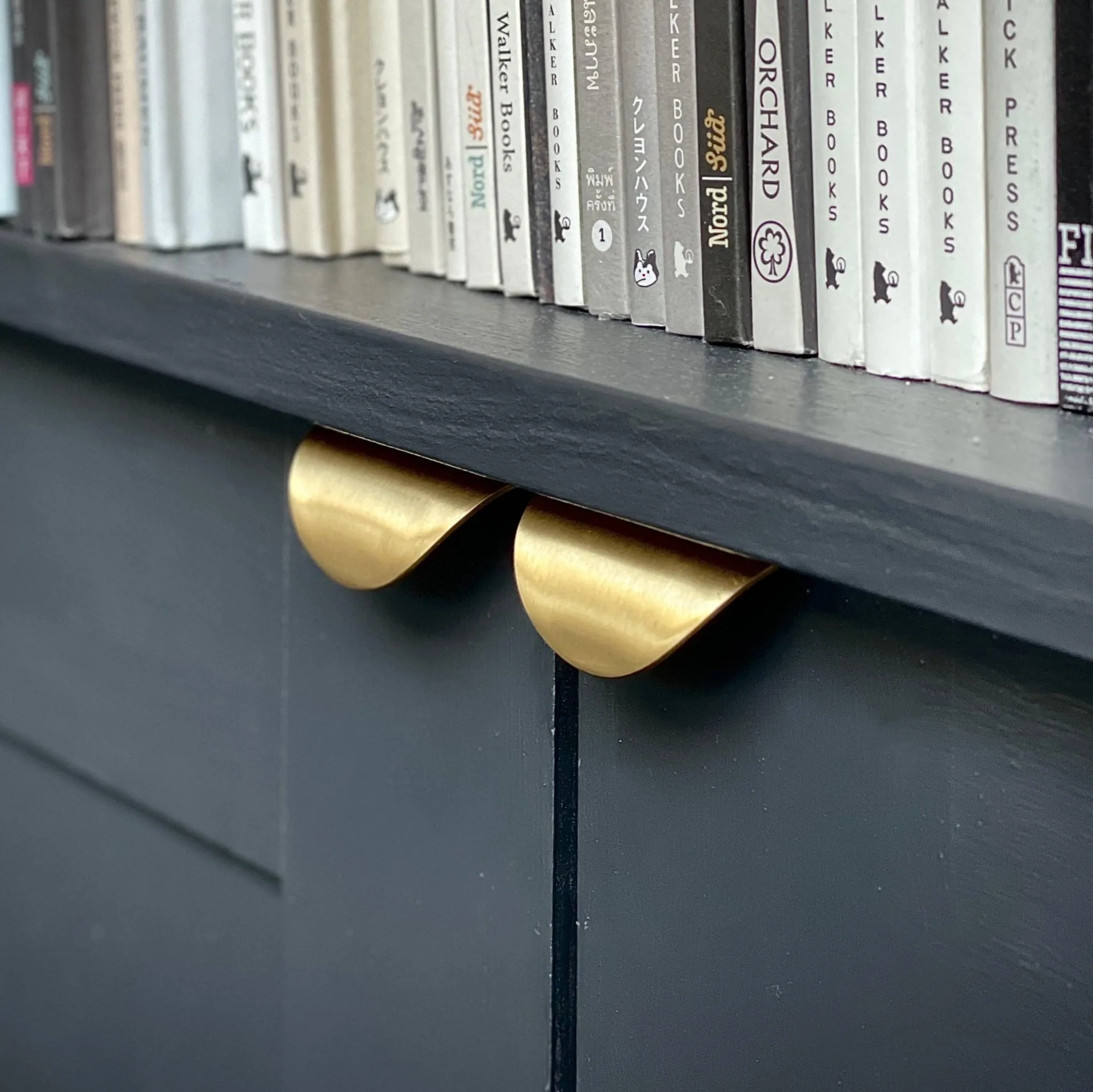 MIRTO / Curved Solid Brass Edge Pull