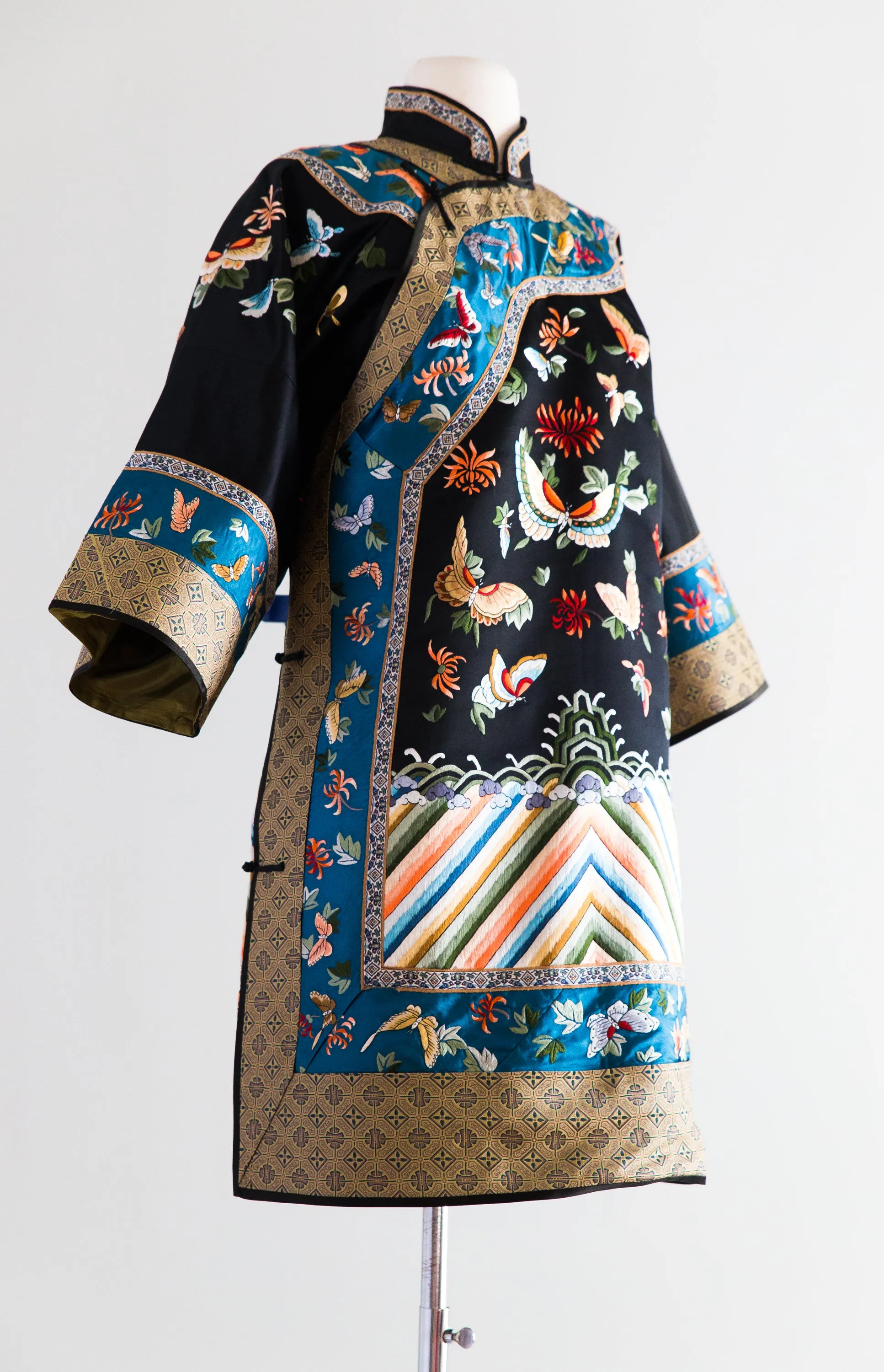 Stunning Vintage Silk Embroidered Chinese Jacket / Medium