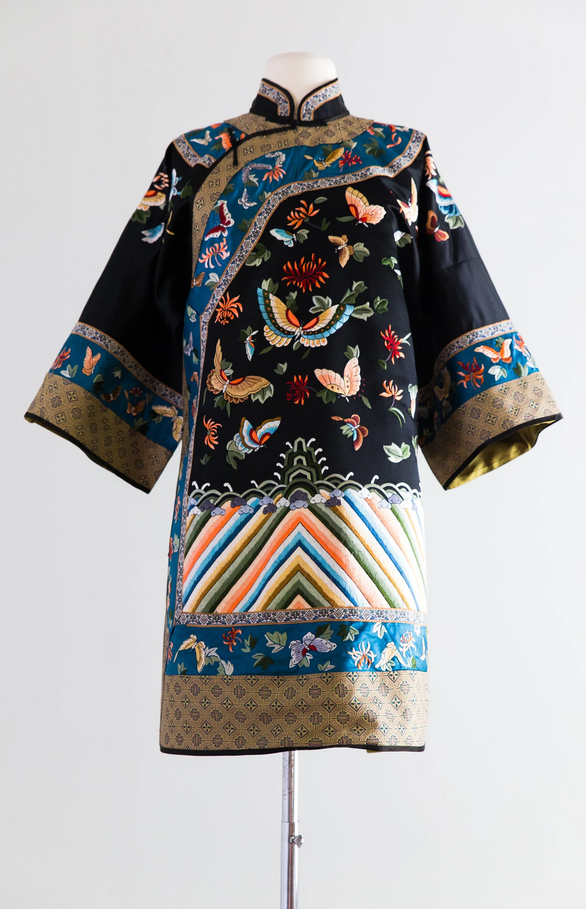 Stunning Vintage Silk Embroidered Chinese Jacket / Medium