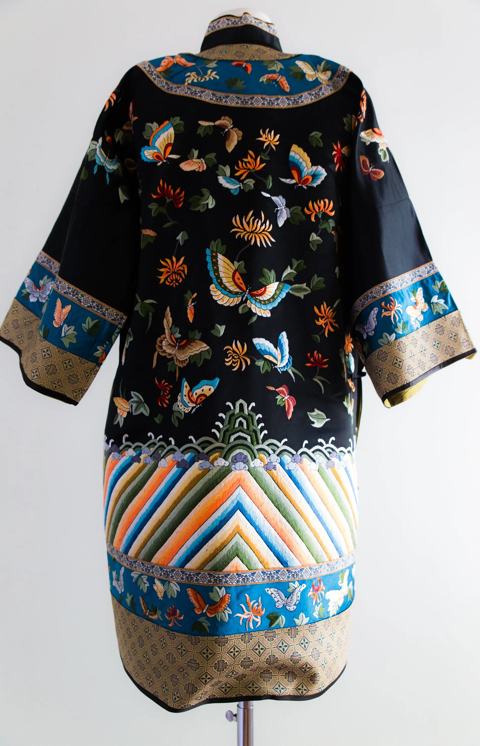 Stunning Vintage Silk Embroidered Chinese Jacket / Medium