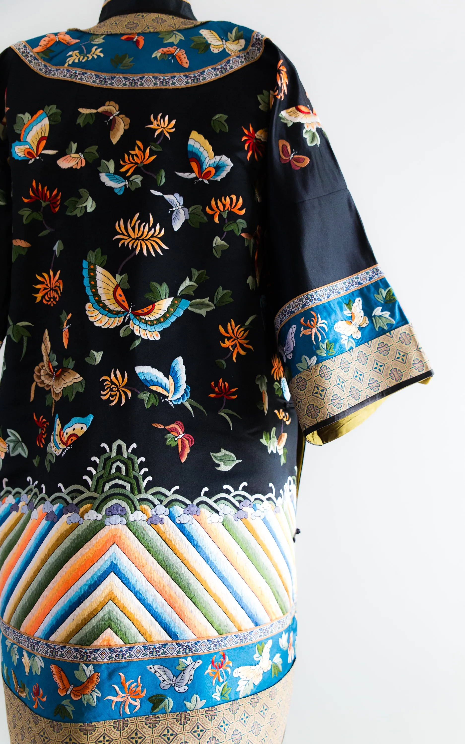 Stunning Vintage Silk Embroidered Chinese Jacket / Medium
